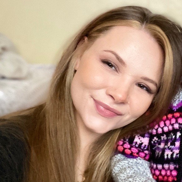 Meet your Posher, Alyssa - Picture 2 of 3